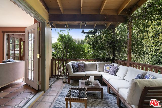 543 N Las Palmas Avenue, Los Angeles, CA 90004