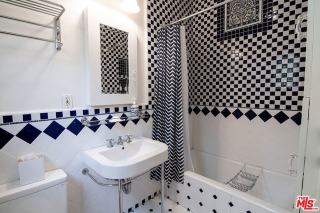 543 N Las Palmas Avenue, Los Angeles, CA 90004