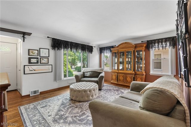 8123 Lanyard Drive, Parma, OH 44129