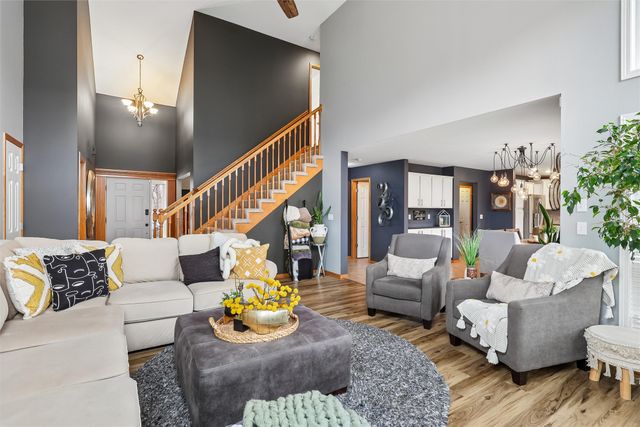 15801 Winston Avenue, Urbandale, IA 50323