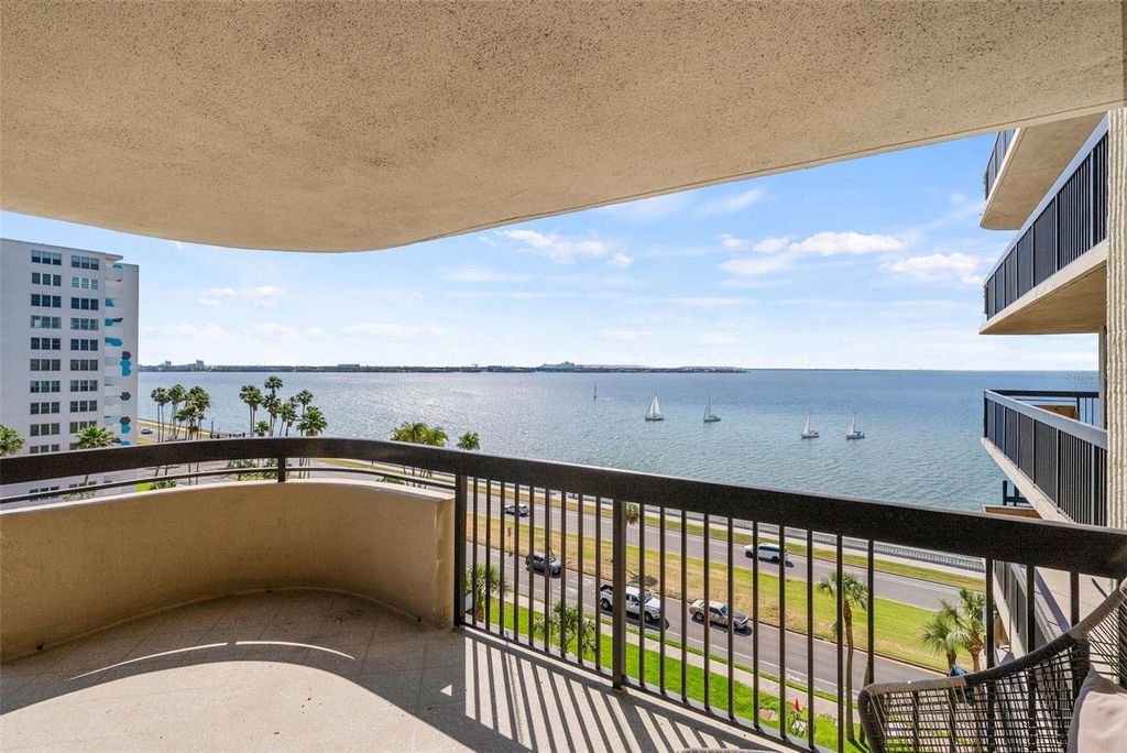 Image 5 of property listing at 2413 BAYSHORE BOULEVARD 803, Tampa, FL 33629