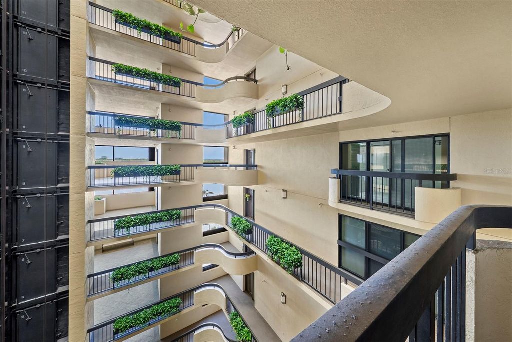 Image 50 of property listing at 2413 BAYSHORE BOULEVARD 803, Tampa, FL 33629