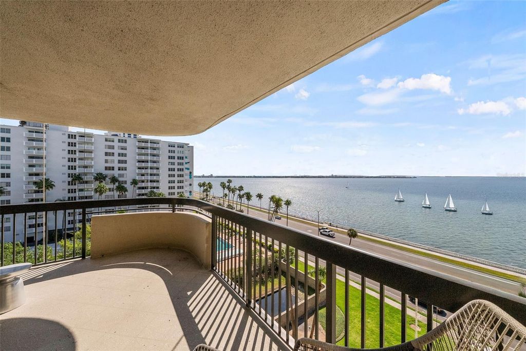 Image 6 of property listing at 2413 BAYSHORE BOULEVARD 803, Tampa, FL 33629