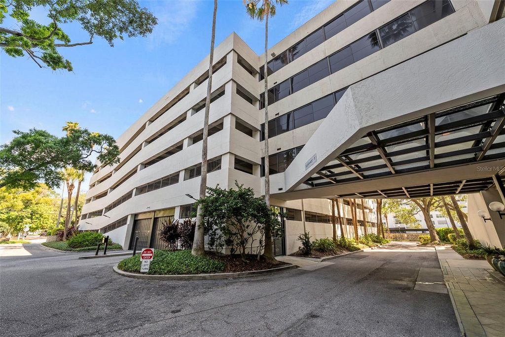 Image 52 of property listing at 2413 BAYSHORE BOULEVARD 803, Tampa, FL 33629