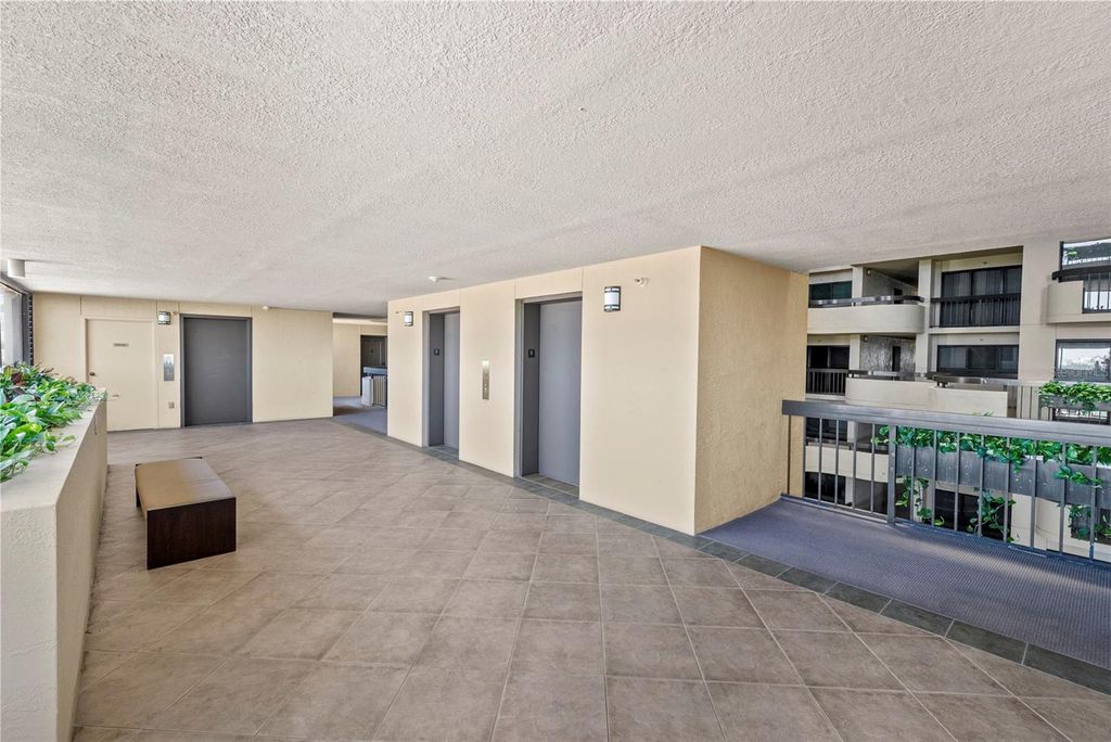 Image 63 of property listing at 2413 BAYSHORE BOULEVARD 803, Tampa, FL 33629