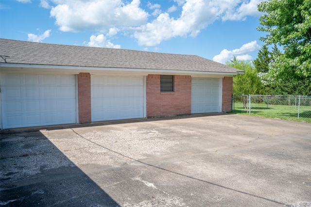 1005 S Holley, Blossom, TX 75416