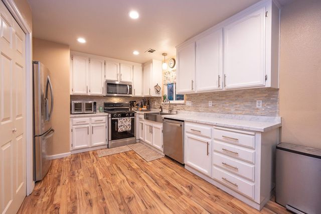 4568 Roadrunner Dr, Ione, CA 95640