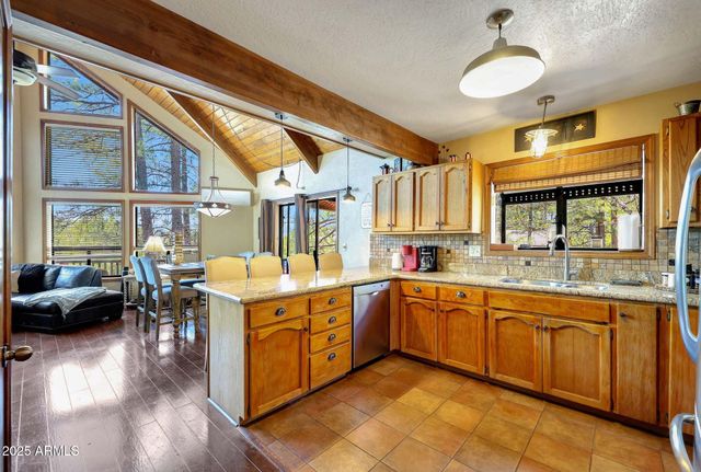 1070 E LAKE MEADOW Circle, Munds Park, AZ 86017