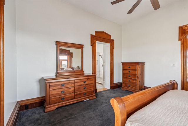 5664 Island Avenue, Newton, IA 50208