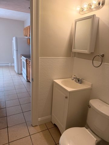 122 Boston St 2R, Salem, MA 01970