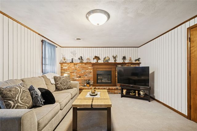 1402 Swede Hill Rd, Hempfield Twp, PA 15601