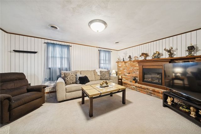 1402 Swede Hill Rd, Hempfield Twp, PA 15601