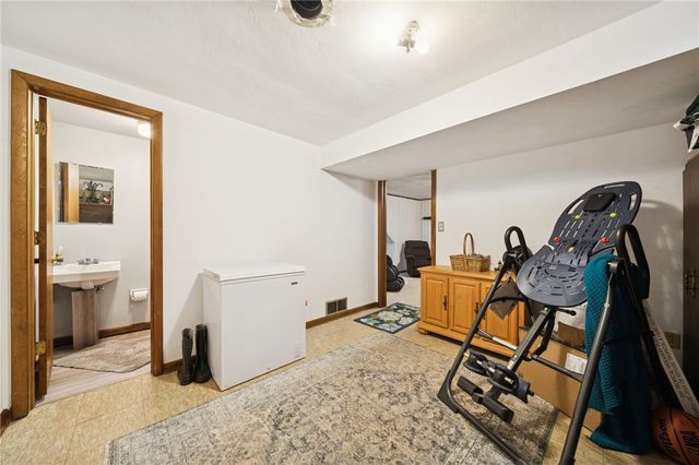 1402 Swede Hill Rd, Hempfield Twp, PA 15601