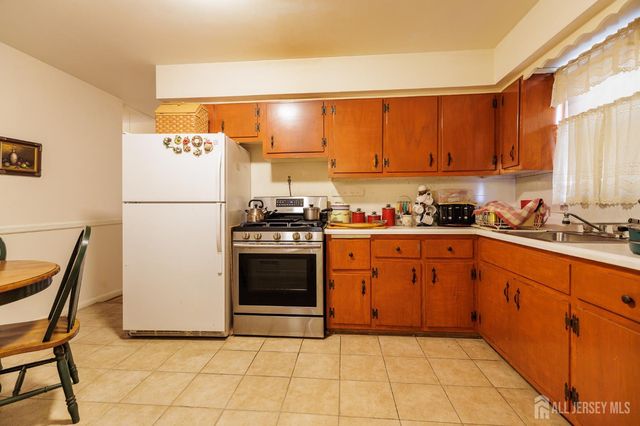 829 Harrell Avenue, Woodbridge Proper, NJ 07095