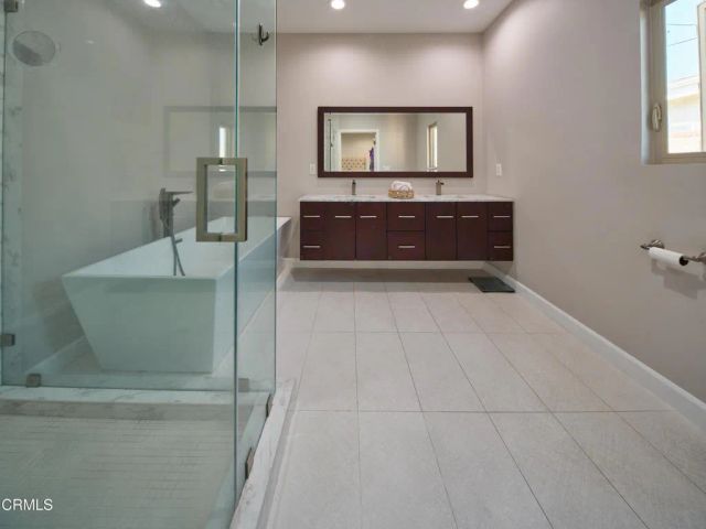 11045 Califa Street, North Hollywood, CA 91601