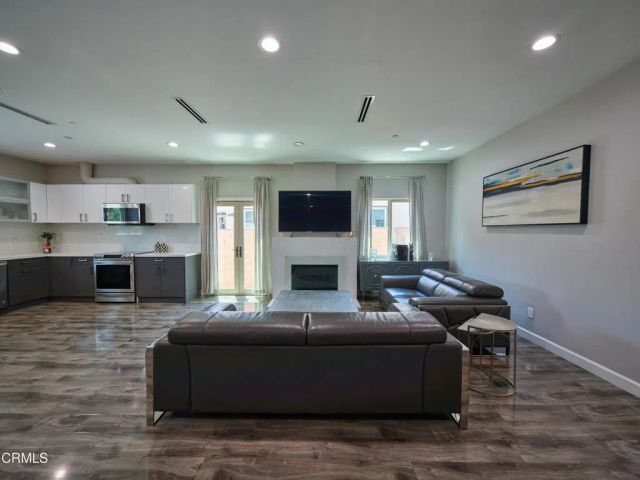 11045 Califa Street, North Hollywood, CA 91601
