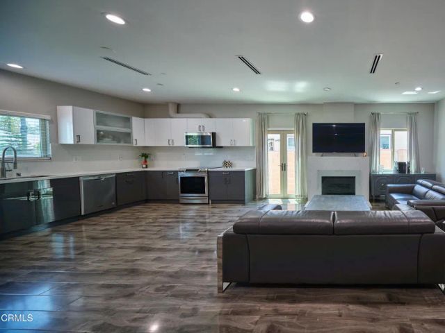 11045 Califa Street, North Hollywood, CA 91601