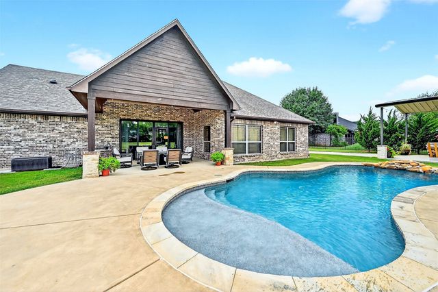 686 Cypress Point Drive, Gunter, TX 75058