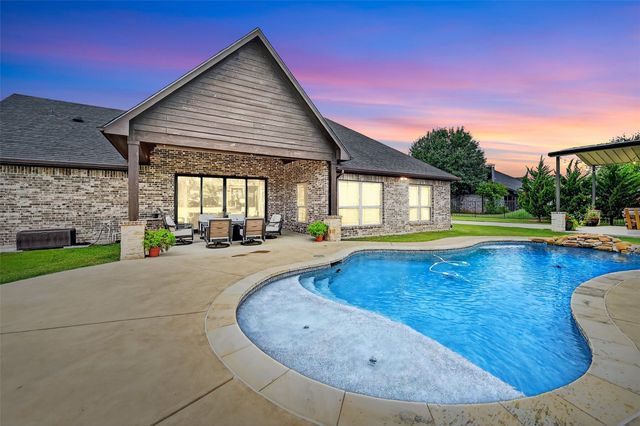 686 Cypress Point Drive, Gunter, TX 75058