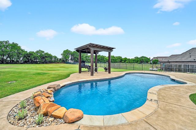 686 Cypress Point Drive, Gunter, TX 75058