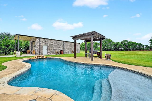 686 Cypress Point Drive, Gunter, TX 75058
