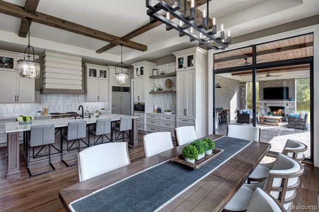 100 Bridgeview Drive, Bloomfield Hills, MI 48304