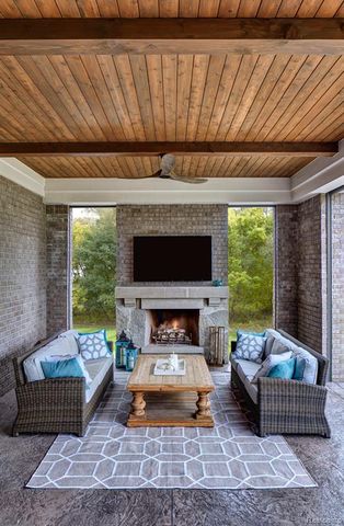 100 Bridgeview Drive, Bloomfield Hills, MI 48304