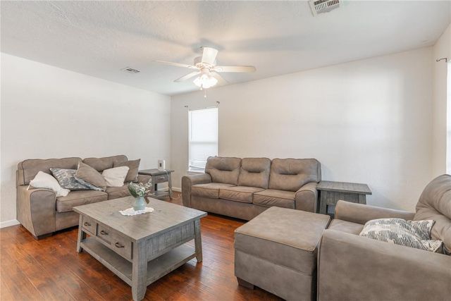 913 SW 16th Street, Moore, OK 73160