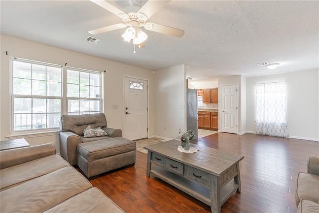 913 SW 16th Street, Moore, OK 73160