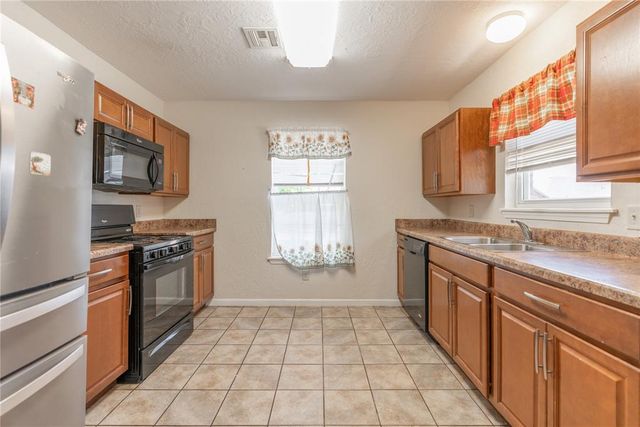 913 SW 16th Street, Moore, OK 73160