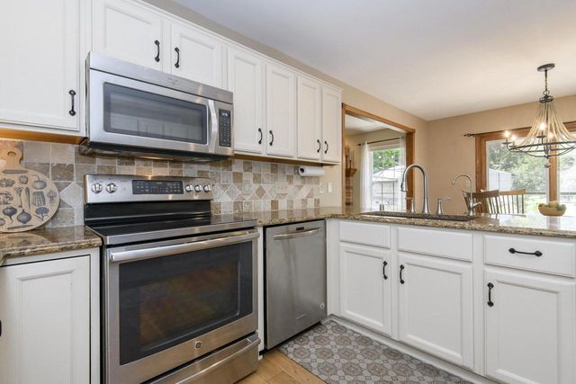 2147 Inverness DRIVE, Waukesha, WI 53186