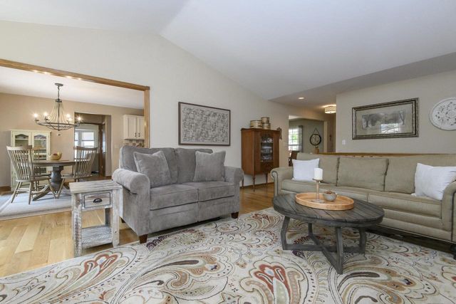 2147 Inverness DRIVE, Waukesha, WI 53186