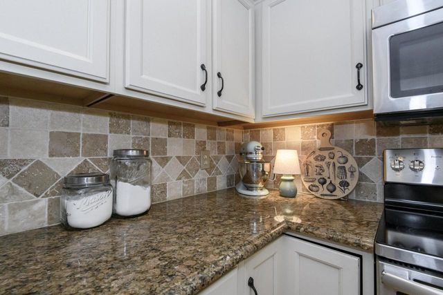 2147 Inverness DRIVE, Waukesha, WI 53186