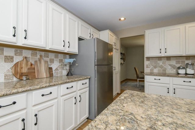 2147 Inverness DRIVE, Waukesha, WI 53186