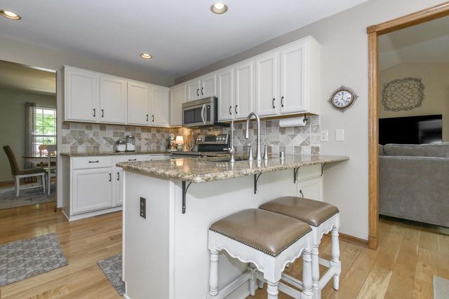 2147 Inverness DRIVE, Waukesha, WI 53186