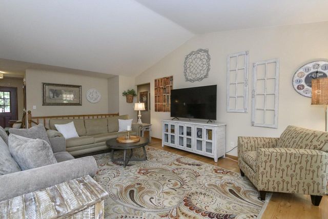 2147 Inverness DRIVE, Waukesha, WI 53186