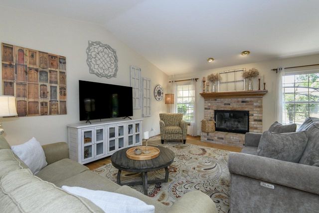 2147 Inverness DRIVE, Waukesha, WI 53186