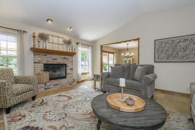 2147 Inverness DRIVE, Waukesha, WI 53186