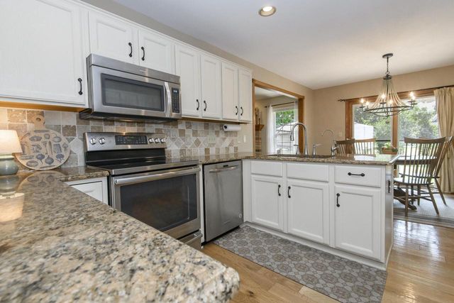 2147 Inverness DRIVE, Waukesha, WI 53186