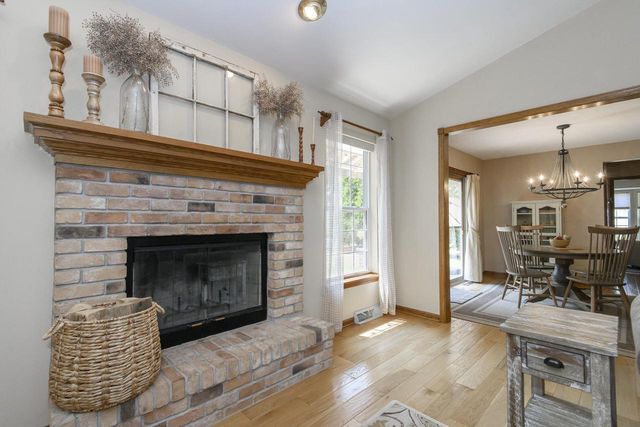 2147 Inverness DRIVE, Waukesha, WI 53186