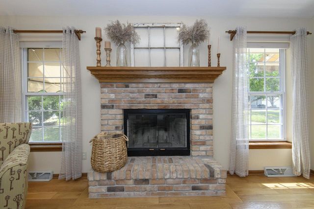 2147 Inverness DRIVE, Waukesha, WI 53186