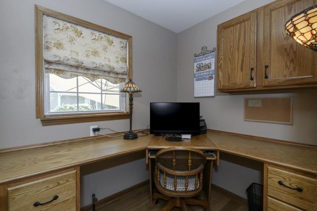 2147 Inverness DRIVE, Waukesha, WI 53186
