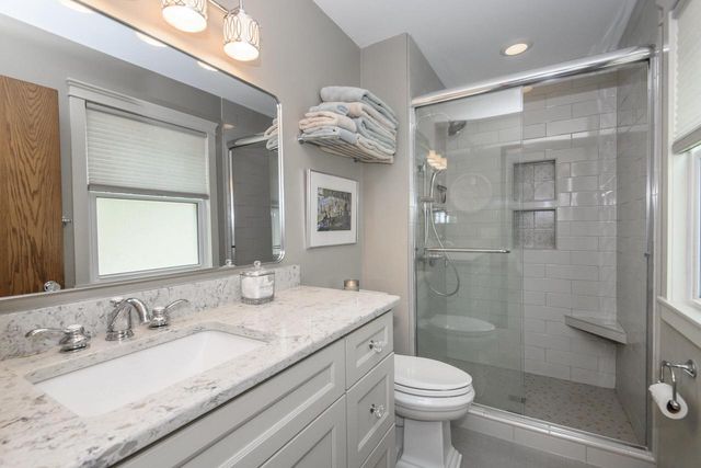 2147 Inverness DRIVE, Waukesha, WI 53186