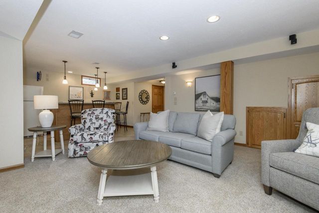 2147 Inverness DRIVE, Waukesha, WI 53186
