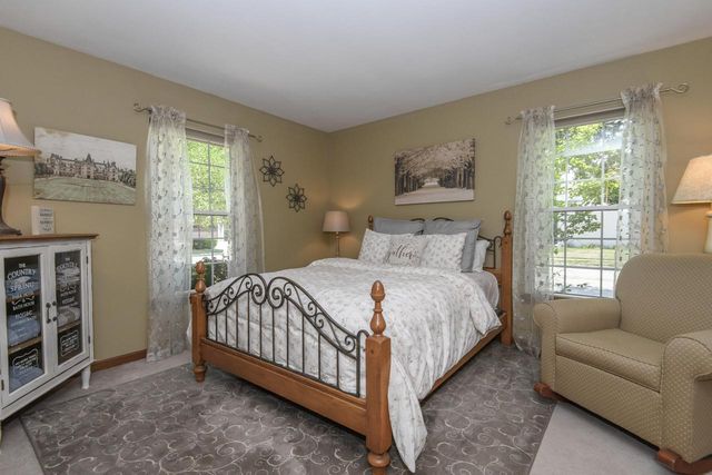 2147 Inverness DRIVE, Waukesha, WI 53186