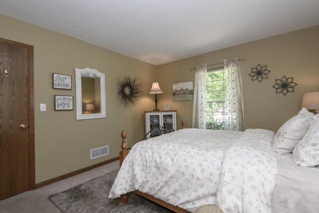 2147 Inverness DRIVE, Waukesha, WI 53186