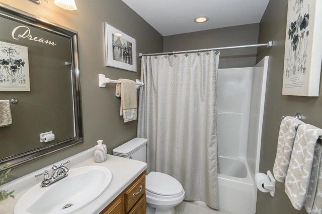 2147 Inverness DRIVE, Waukesha, WI 53186