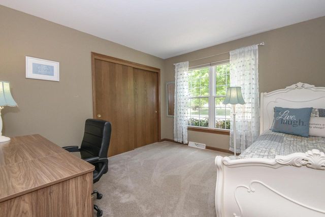 2147 Inverness DRIVE, Waukesha, WI 53186