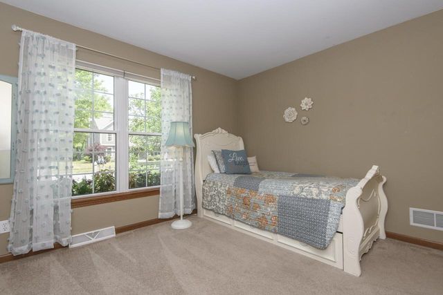 2147 Inverness DRIVE, Waukesha, WI 53186