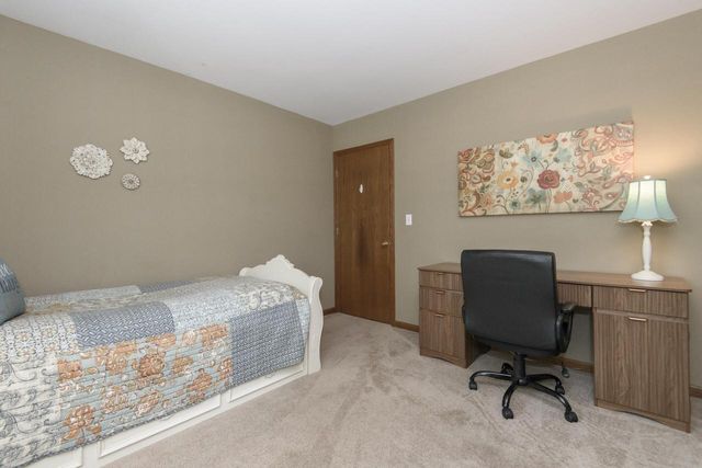 2147 Inverness DRIVE, Waukesha, WI 53186